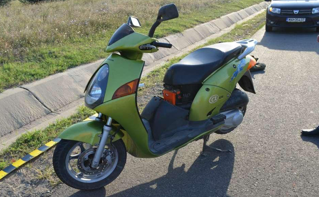 Copil de 14 ani, la ghidonul unui moped pe o stradă din Ocna Mureș. E cercetat de oamenii legii