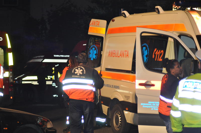 O tânără a fost transportată la spital, după ce s-a răsturnat cu mașina pe raza localității Vălișoara