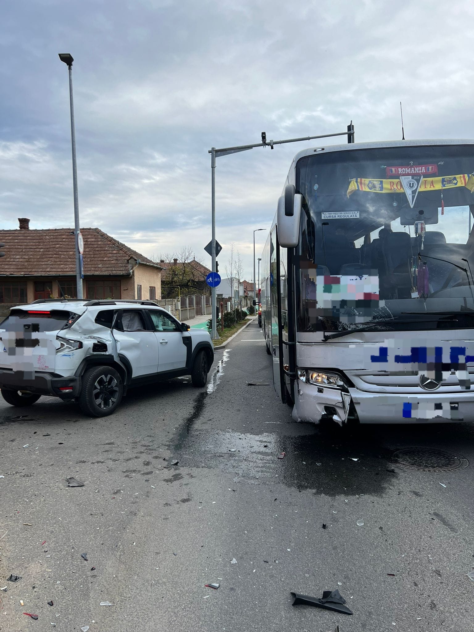 Accident între un autocar și un autoturism, pe o stradă din Alba Iulia