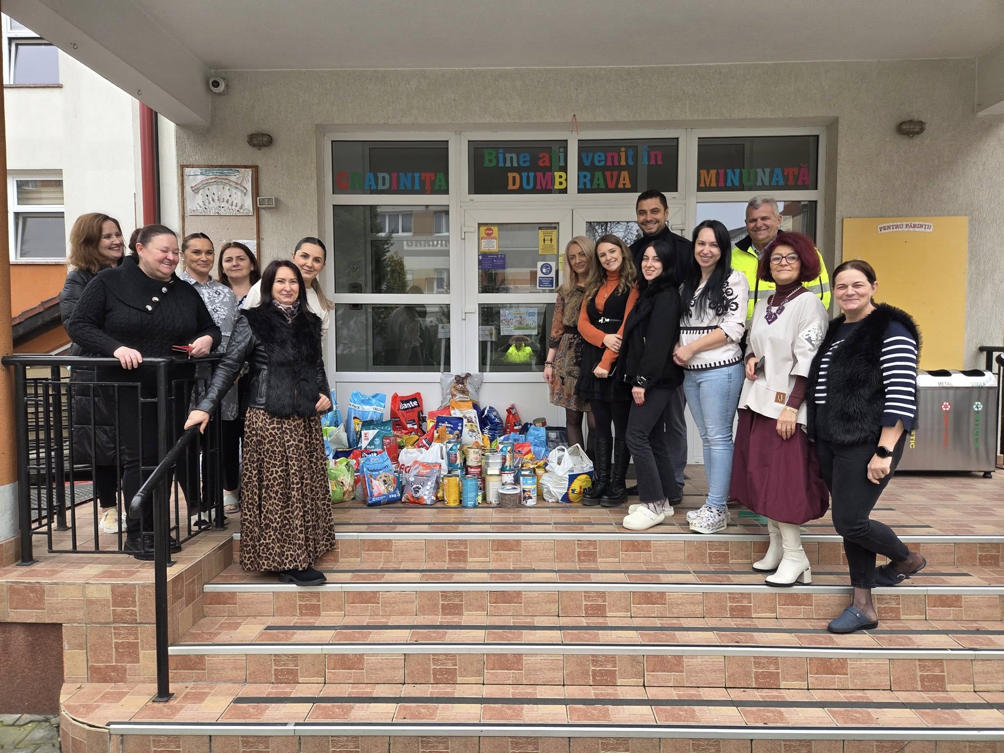 Copiii de la Grădinița „Dumbrava Minunată” au adunat mâncare pentru cațeii din Adăpostul Public