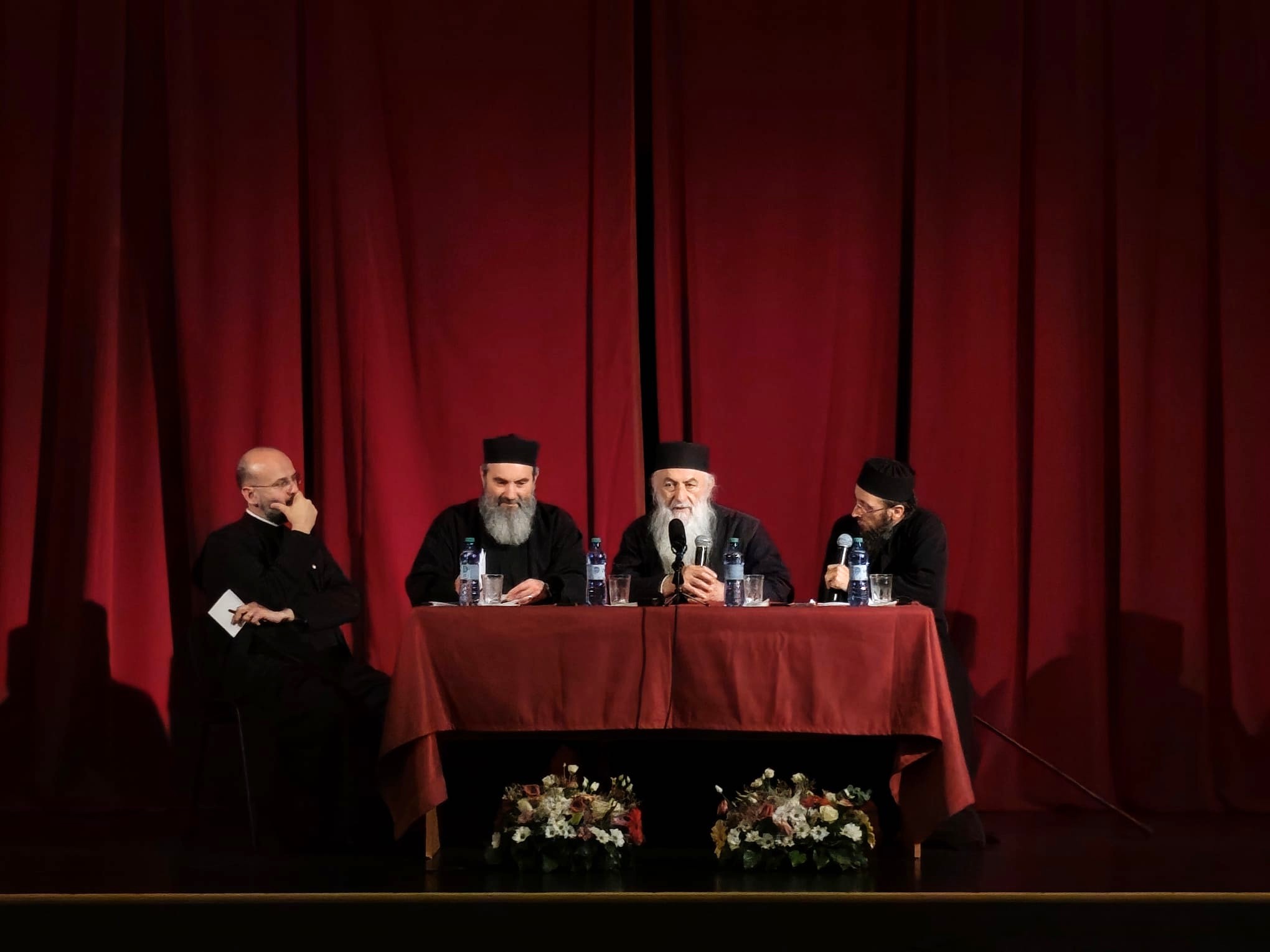 Părintele Arhimandrit Zaharia Zaharou a susținut, la Alba Iulia, prelegerea cu titlul Hristos, darul întreit